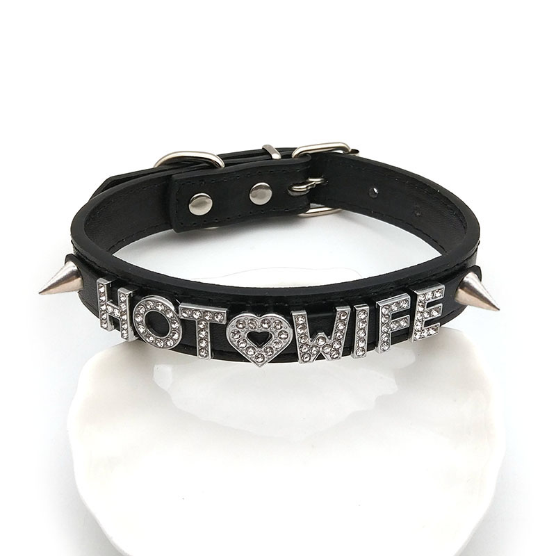 Tour de cou en cuir avec lettr - Leatherwork Rivets avis et prix
